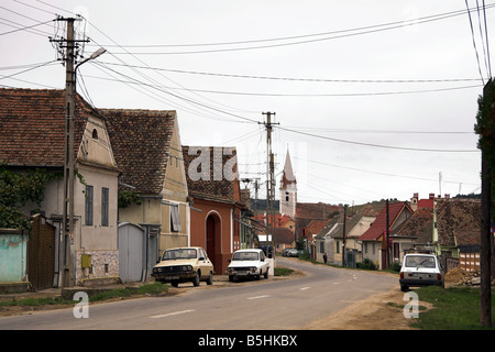 La strada principale che attraversa il Cristian, Transilvania, vicino a Sibiu, Romania Foto Stock