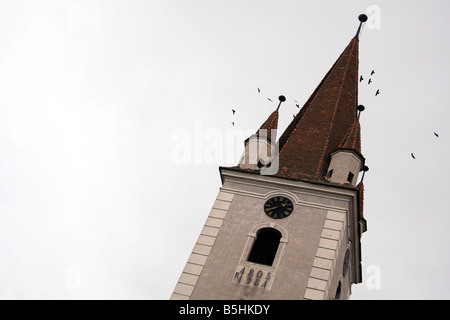 Gli uccelli di volare intorno alla torre campanaria, chiesa fortificata, Cristian, vicino a Sibiu, Transilvania, Romania Foto Stock