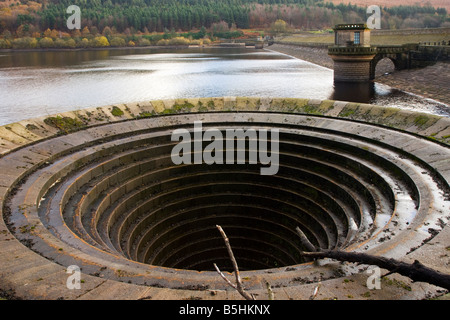 Vista del troppopieno e diga a parete serbatoio Ladybower nel Peak District nel Derbyshire Foto Stock