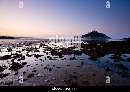Dawn, Michaels Mount, Marazion, Cornwall a bassa marea Foto Stock