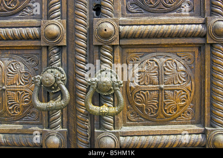 Maniglie delle porte della chiesa della cattedrale commemorativa di Alexander Nevsky a Sofia, la capitale della Bulgaria. Foto Stock