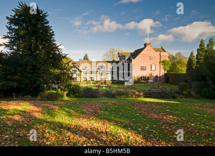 Autunno a Gawsworth Old Hall, Gawsworth, vicino a Macclesfield, Cheshire, Inghilterra, Regno Unito Foto Stock