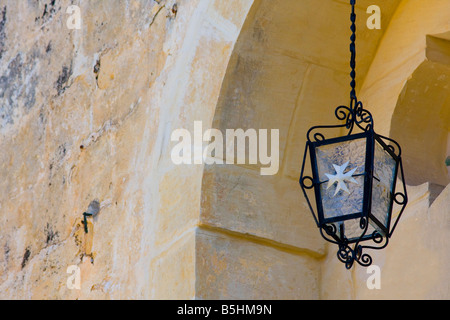 Ghisa lampada con otto croce appuntita a Mdina Foto Stock