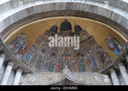 Mosaico sopra il portale di Sant'Alipio della Basilica di San Marco, Venezia. La traslazione del corpo di San Marco. Foto Stock