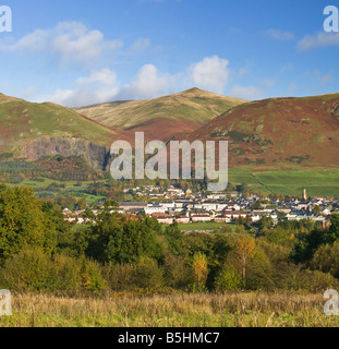 Vista di Tillycoultry ai piedi dell'Ochils, Clackmannanshire, Scotland, Regno Unito. Tillycoultry Glen e la legge sono dietro Foto Stock