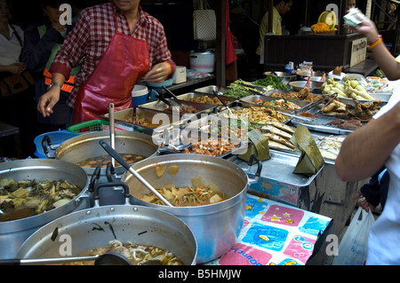 Street negozio alimentari, Koh San Road, Bangkok, Thailandia Foto Stock