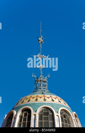 Tetto a cupola top della centrale di mercato del pesce Mercado Central nel centro storico della città di Valencia Spagna Foto Stock