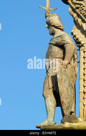 Statua di Sir William Wallace sul National Wallace Monument, città di Stirling, Scozia, Regno Unito. Foto Stock