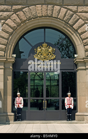 I soldati della guardia nazionale in servizio al di fuori dell'edificio amministrativo della presidenza a Sofia la capitale della Bulgaria Foto Stock