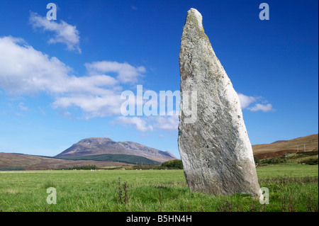 Auchencar pietra permanente, Auchencar, Isle of Arran, North Ayrshire, in Scozia, Regno Unito. Beinn Bharrain in background Foto Stock