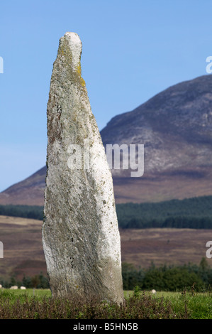 Auchencar pietra permanente, Auchencar, Isle of Arran, North Ayrshire, in Scozia, Regno Unito. Beinn Bharrain in background Foto Stock