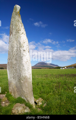 Auchencar pietra permanente, Auchencar, Isle of Arran, North Ayrshire, in Scozia, Regno Unito. Beinn Bharrain in background Foto Stock