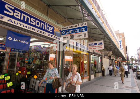 Stati Uniti d'America Florida Miami Centro di negozi e shopping sul Flagler Street Foto Stock