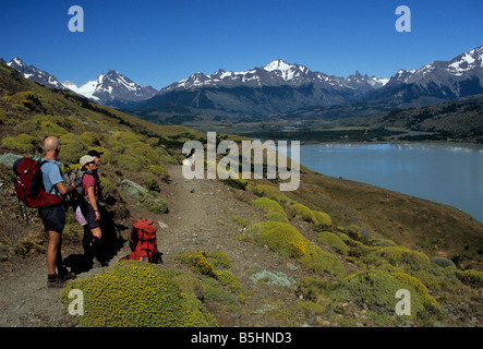 Gli escursionisti possono ammirare la vista sul lago Paine/lago Paine, il circuito di Torres del Paine, il parco nazionale Torres del Paine, la Patagonia, il Cile Foto Stock