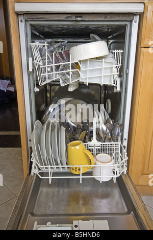 Questa è una lavastoviglie domestica piena di appena lavato piatti puliti stoviglie e posate. Foto Stock