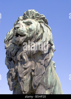 Lion statua a Ponte Lions. A Sofia la capitale della Bulgaria Foto Stock