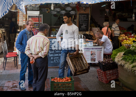 Popolo turco di commercianti e acquirenti in un mercato di frutta e verdura in stallo Fethiye,Turchia Foto Stock