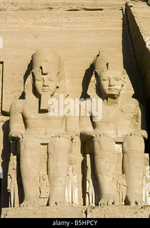 Due statue di Ramses 11 a Abu Simbel tempio complesso in Egitto. Foto Stock