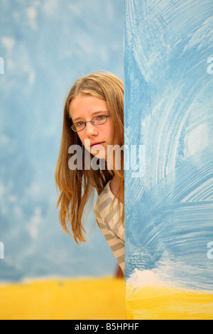 Ragazza adolescente ripassando a bambini teatro amatoriale Foto Stock