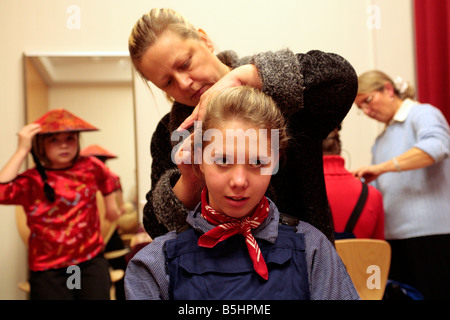 Make-up essendo posto in corrispondenza di un bambini teatro amatoriale Foto Stock