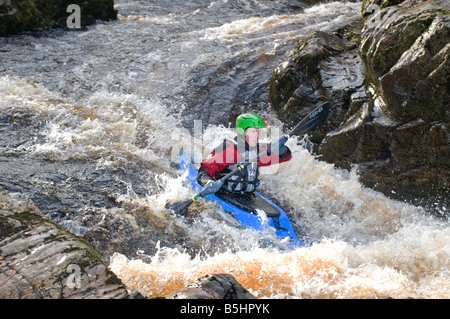 White water kayak sul fiume Findhorn in inverno Moray Grampian Regione Scozia UK SCO 1187 Foto Stock