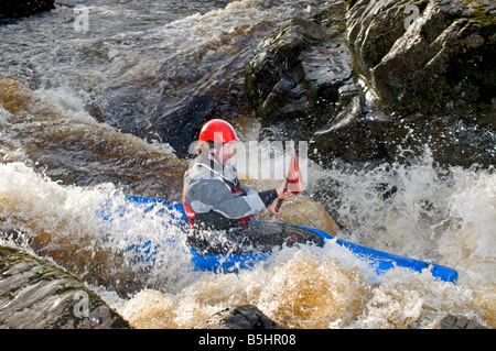 White water kayak sul fiume Findhorn in inverno Moray Grampian Regione Scozia UK SCO 1188 Foto Stock