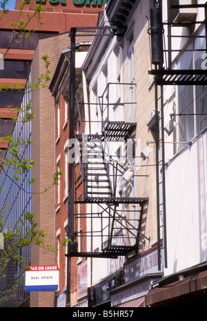 Metallo scale antincendio al di fuori del vecchio edificio Foto Stock