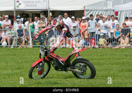 Moto Stunt Moto Rider facendo uno stunt sulla sua moto Cowpie Rally Betchworth Surrey UK Foto Stock