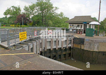 Chiuso i cancelli di bloccaggio e bloccare i detentori Hut Molesey Lock River Thames Surrey lockgates Foto Stock