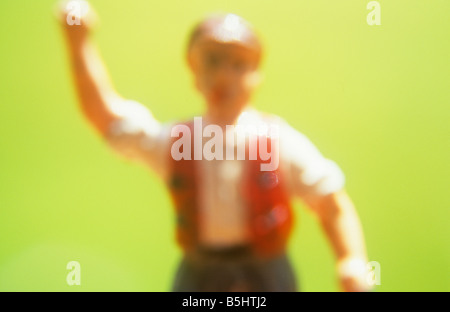 Impressionistica close up del modello di farmworker o operaio agitando il pugno e gridando rabbiosamente con erba dietro Foto Stock