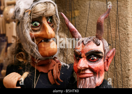 Close up, brutto Puppets Halloween (jackstraws). Vecchio e feary l uomo e la donna giaceva figure (manichini). Novembre, 2007 Foto Stock