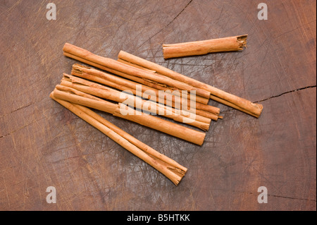 Bastoncini di cannella su uno sfondo di legno Foto Stock