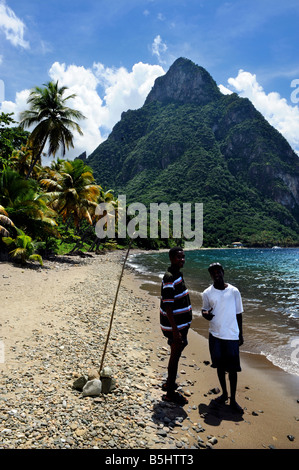 Una vista della montagna Petit Piton da una spiaggia nei pressi di Soufriere ST LUCIA Foto Stock