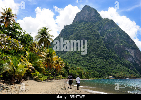 Una vista della montagna Petit Piton da una spiaggia nei pressi di Soufriere ST LUCIA Foto Stock