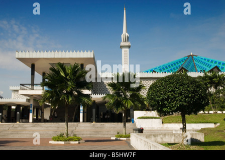 Masjid Negara moschea, la Moschea Nazionale della Malesia con il suo punto 18 blue star a forma di tetto e svettante minareto, Kuala Lumpur, Malesia Foto Stock