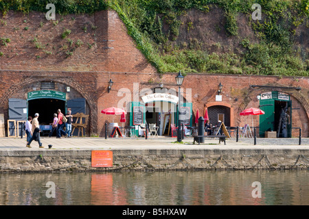 Negozi e caffetterie Quayside Exeter Devon Regno Unito Foto Stock