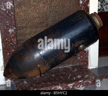 Una replica del tedesco della bomba atomica che è caduto attraverso il tetto della chiesa di St. Mary, Mosta, Malta e non è riuscito a esplodere. Foto Stock