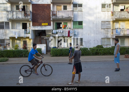 Bambini che giocano nella parte anteriore di alloggi sociali in Vinales, Pinar del Rio Provincia, Cuba Foto Stock