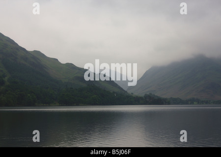 Buttermere , Lake District , Cumbria in una nebbiosa giornata con Fleetwith Pike e Dale in testa la distanza Foto Stock