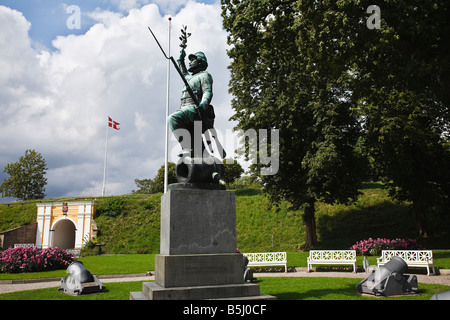 Landsoldatpladsen (la piazza del piede valoroso soldato) e porta Prinsens (Prince's Gate), con sede a Fredericia, Jutland, Danimarca Foto Stock