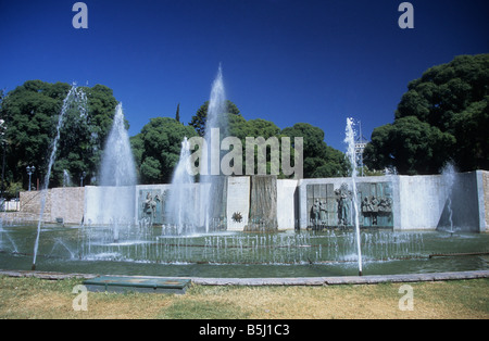 Fontane e affresco di Friso de la Independencia in Plaza Independencia, Mendoza, Argentina Foto Stock