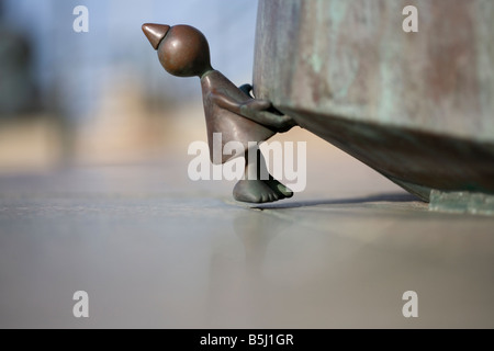 Un Tom Otterness scultura a Scheveningen sculpture park Foto Stock