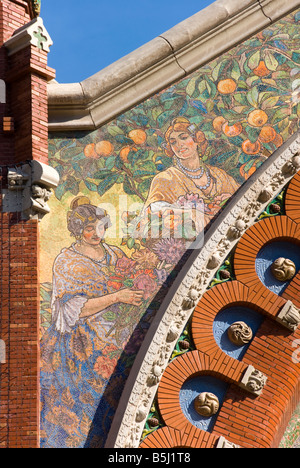 Mosaico raffigurante tradizionalmente vestiti donna spagnola sul mercato ex hall Mercado de Colón nella città di Valencia Spagna Foto Stock