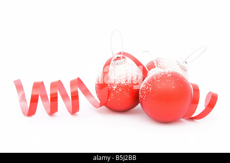 Le palle di Natale e un nastro isolate su uno sfondo bianco Foto Stock