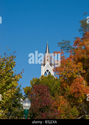 Chiesa bianca steeple con caduta colorata colorata di alberi in Camden Maine Foto Stock