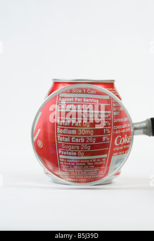 Etichetta nutrizionale che elenca la quantità di grassi, sodio, carboidrati, zuccheri e proteine su Coca Cola Coke può. Foto Stock