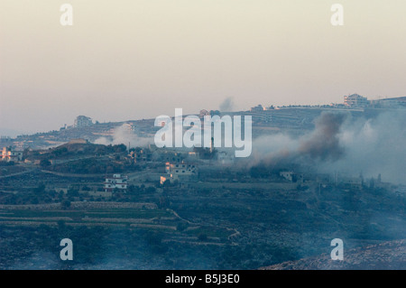 Pall di fumo deriva nel sud del paesaggio libanese Foto Stock