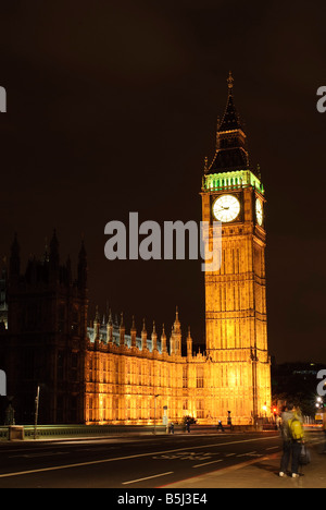 LONDRA, Regno Unito — Elizabeth Tower, sede dell'iconica campana del Big ben, si trova sull'estremità nord del Palazzo di Westminster. La storica torre dell'orologio è diventata un simbolo sia di Londra che del Regno Unito. Foto Stock