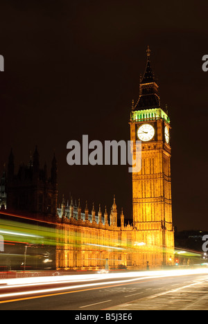 LONDRA, Regno Unito — Elizabeth Tower, sede dell'iconica campana del Big ben, si trova sull'estremità nord del Palazzo di Westminster. La storica torre dell'orologio è diventata un simbolo sia di Londra che del Regno Unito. Foto Stock