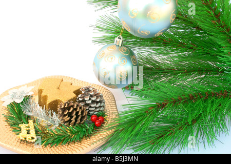 Addobbi natale sfere grigio abete coni candela holly berry Foto Stock